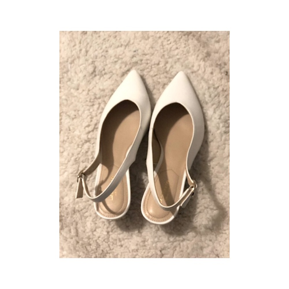 Liz Claiborne Quebec Buckle Pointed Toe Pumps 9.5